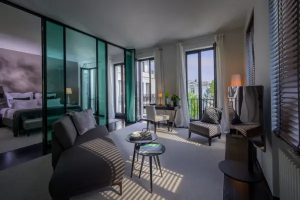 Zimmer Ein Raum mit einem Sofa und einem Tisch.