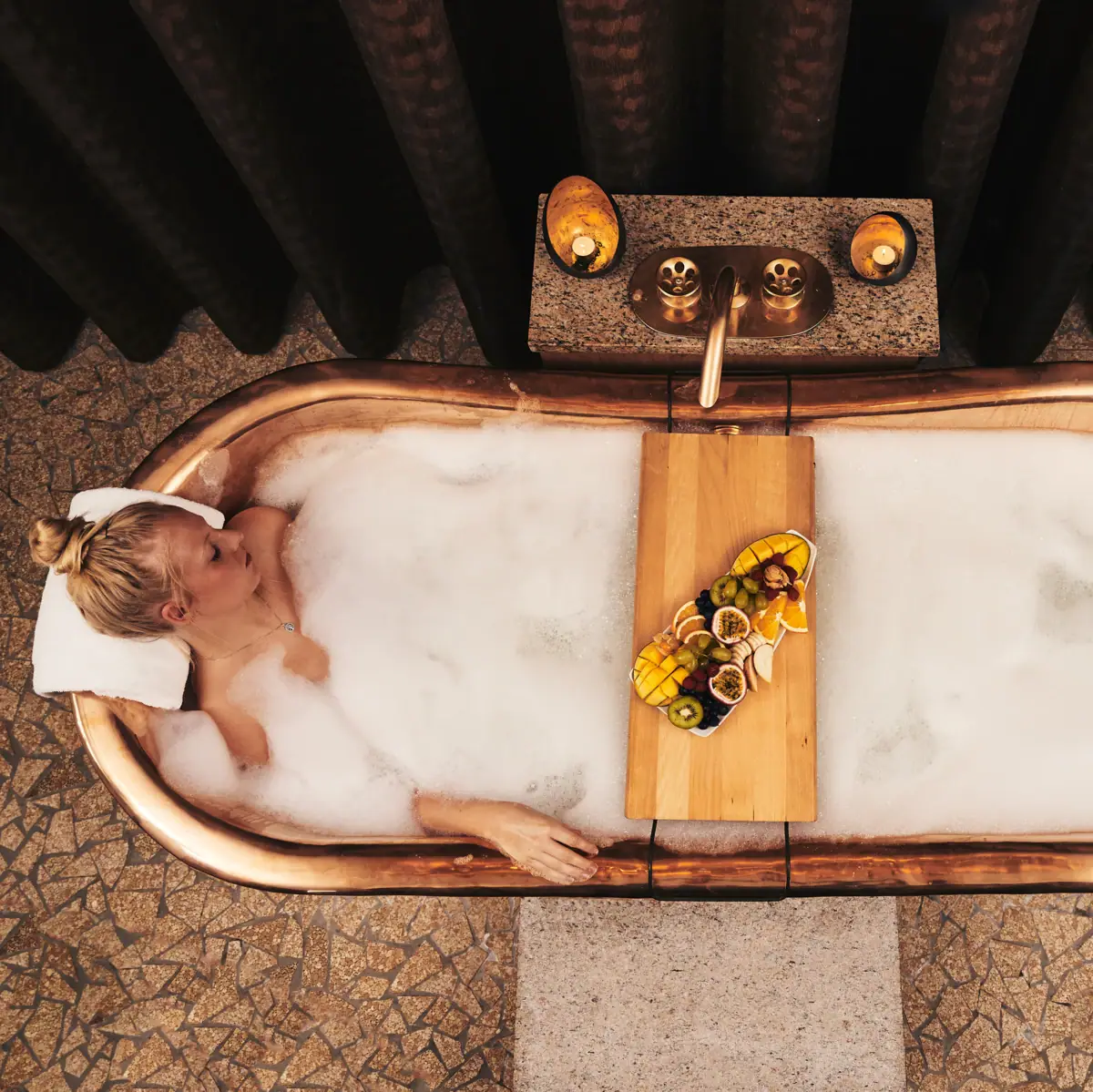 Eine Frau in einer Badewanne mit Schaum.