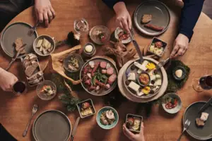 Restaurant Eine Gruppe von Personen isst gemeinsam an einem Tisch.