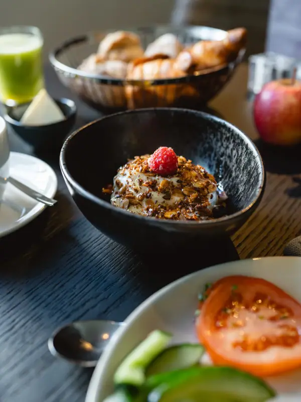 Eine Schüssel mit Essen auf einem Tisch.