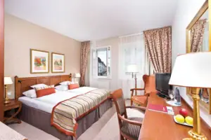 Zimmer Ein Zimmer mit einem Bett und einem Schreibtisch.