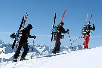 Eine Gruppe von Menschen wandert auf einem schneebedeckten Berg.