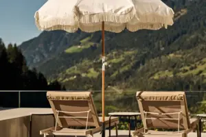 Terasse Weißer Sonnenschirm und Stühle auf einem Deck