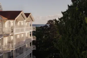 A-ROSA Heringsdorf Ein Gebäude mit Bäumen und Wasser im Hintergrund