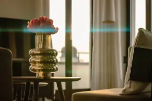 Zimmer Eine Vase mit Blumen auf einem Tisch.