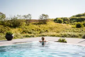 Außenpool Frau schwimmt in einem Pool im Freien.