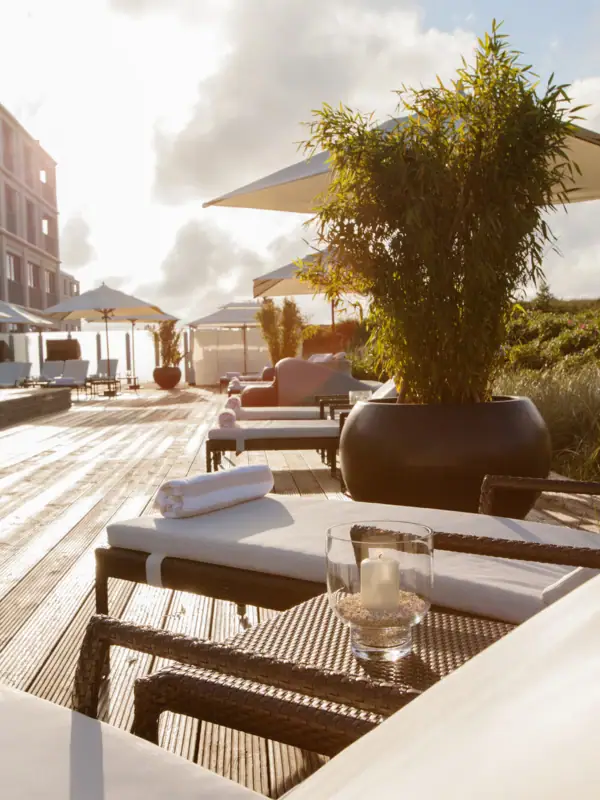 Liegestühle und eine Kerze auf einem Deck