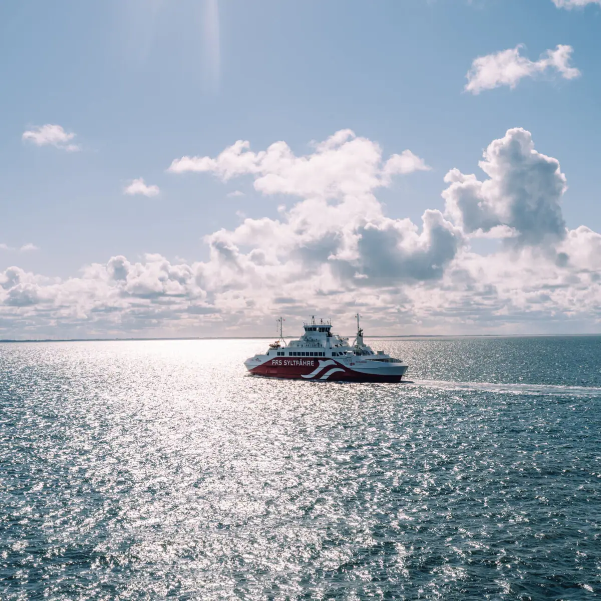 Syltfähre Ein Boot auf dem Wasser unter einem bewölkten Himmel.