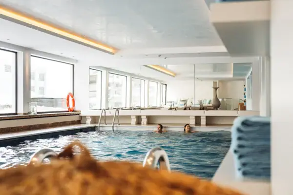 Baden im Indoorpool Menschen in einem Hallenbad mit großem Fenster.