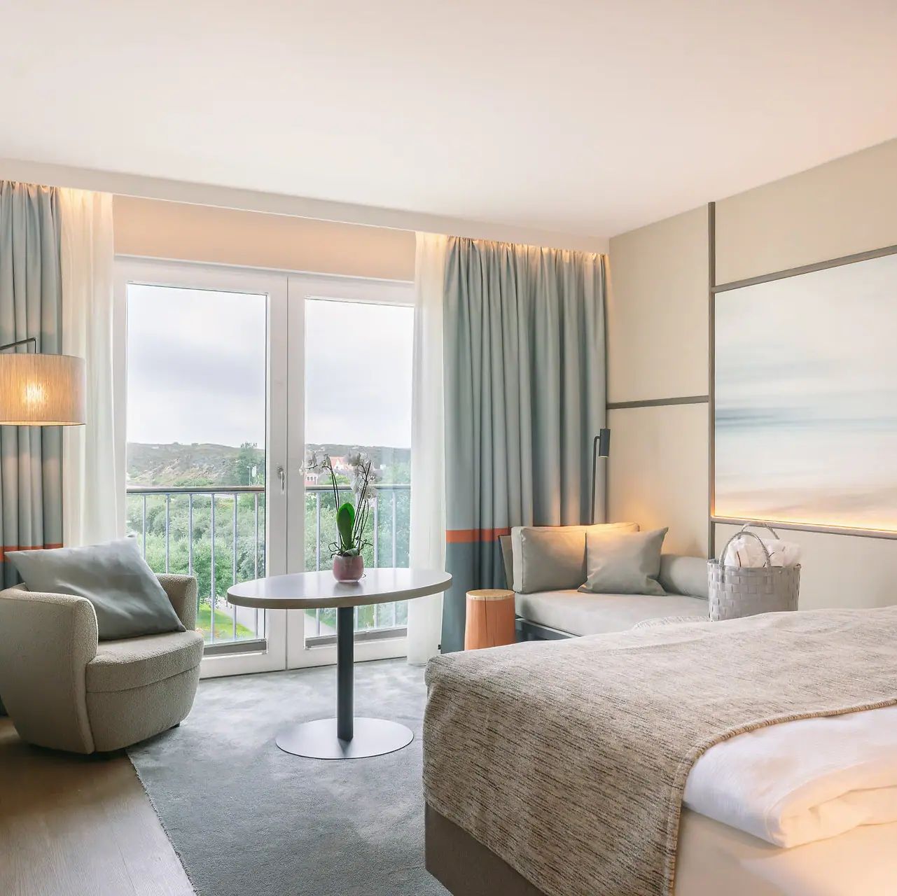 Ein Zimmer mit einem Bett, einem Tisch und Stühlen.