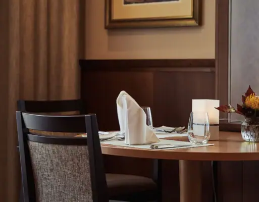 Ein Tisch mit Serviette und Gläsern.