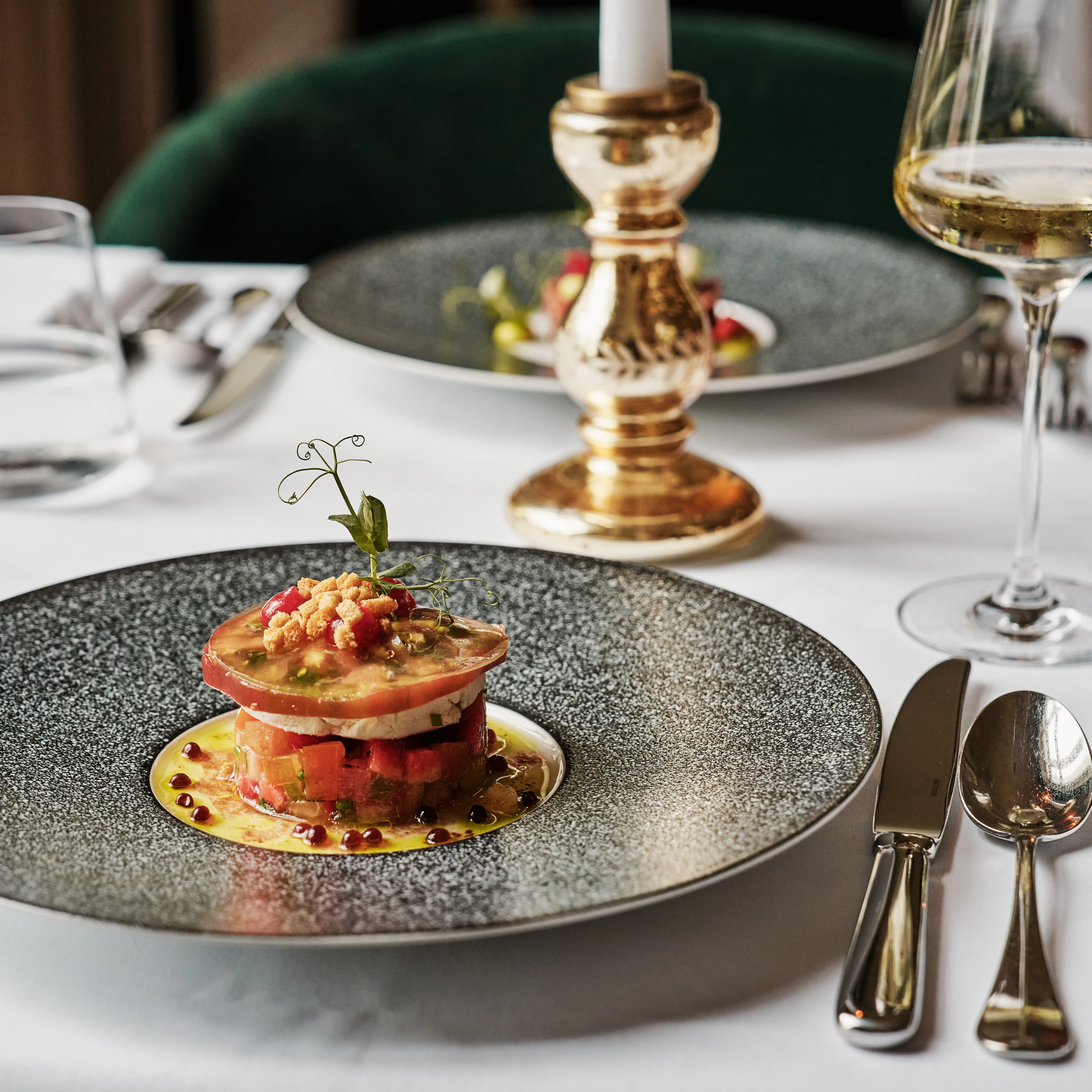Straubinger Grand Hotel Bad Gastein Ein Teller mit Essen auf einem Tisch.
