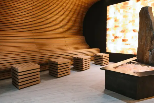 Salzsauna mit beleuchteter Salzsteinwand Salzsauna mit hinterleuchteten Salzsteinen im A-ROSA Gardasee.