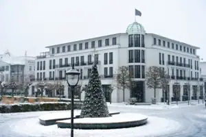 A-ROSA Ceres am Meer Ein Gebäude mit einem Baum davor im Freien bei winterlichem Wetter.