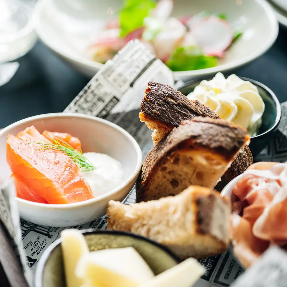 Ein Tablett mit verschiedenen Speisen auf einem Tisch.