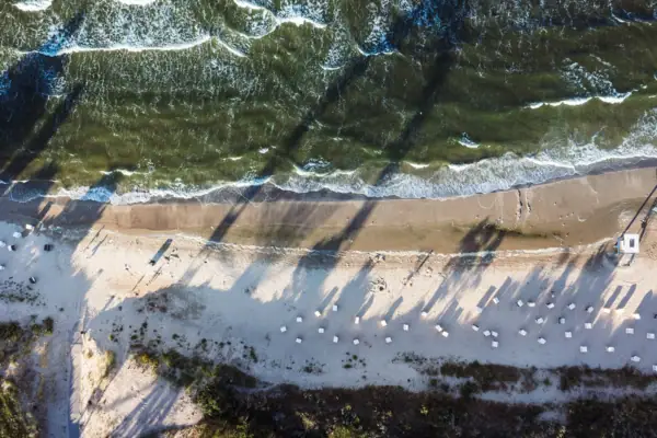 Strand mit Wellen, die an die Küste schlagen