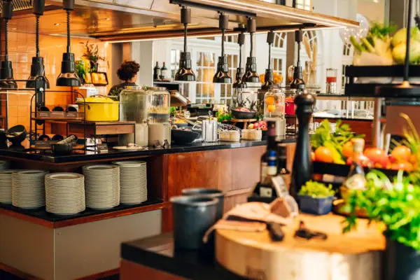 Buffet Eine Küche mit Lebensmitteln auf der Arbeitsplatte.