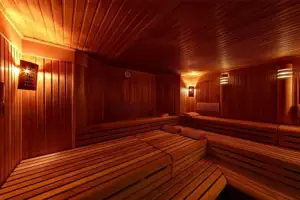 Sauna Ein Raum mit Holzbänken und Beleuchtung.
