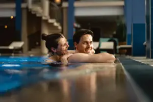 Innenpool Ein Mann und eine Frau in einem Schwimmbecken.