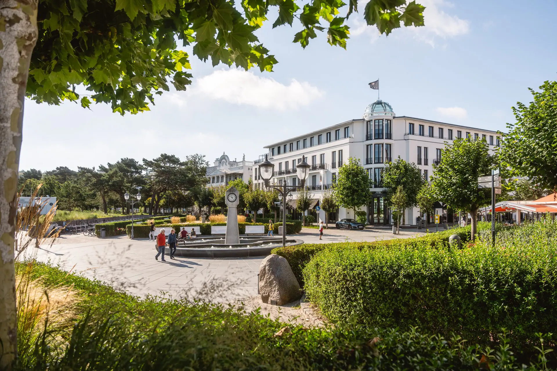 A-ROSA Ceres am Meer Ein Gebäude mit einem Brunnen und Bäumen.