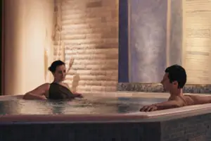 Whirlpool Ein Mann und eine Frau in einem Whirlpool.