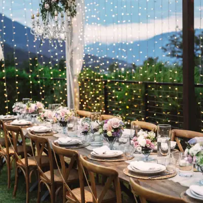 Events Ein Tisch gedeckt für eine Dinnerparty mit Geschirr und Tischdecke.