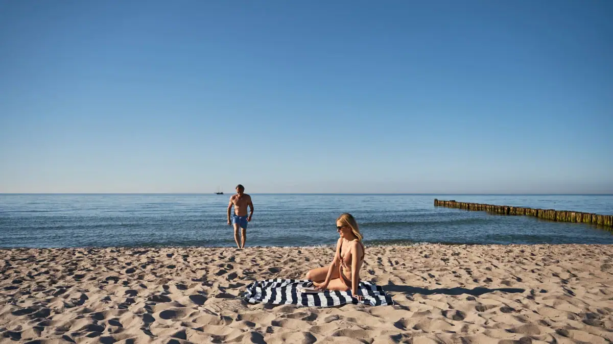 Ein Mann und eine Frau am Strand.