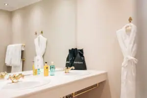 Badezimmer Ein Badezimmer mit weißen Handtüchern auf der Ablage.