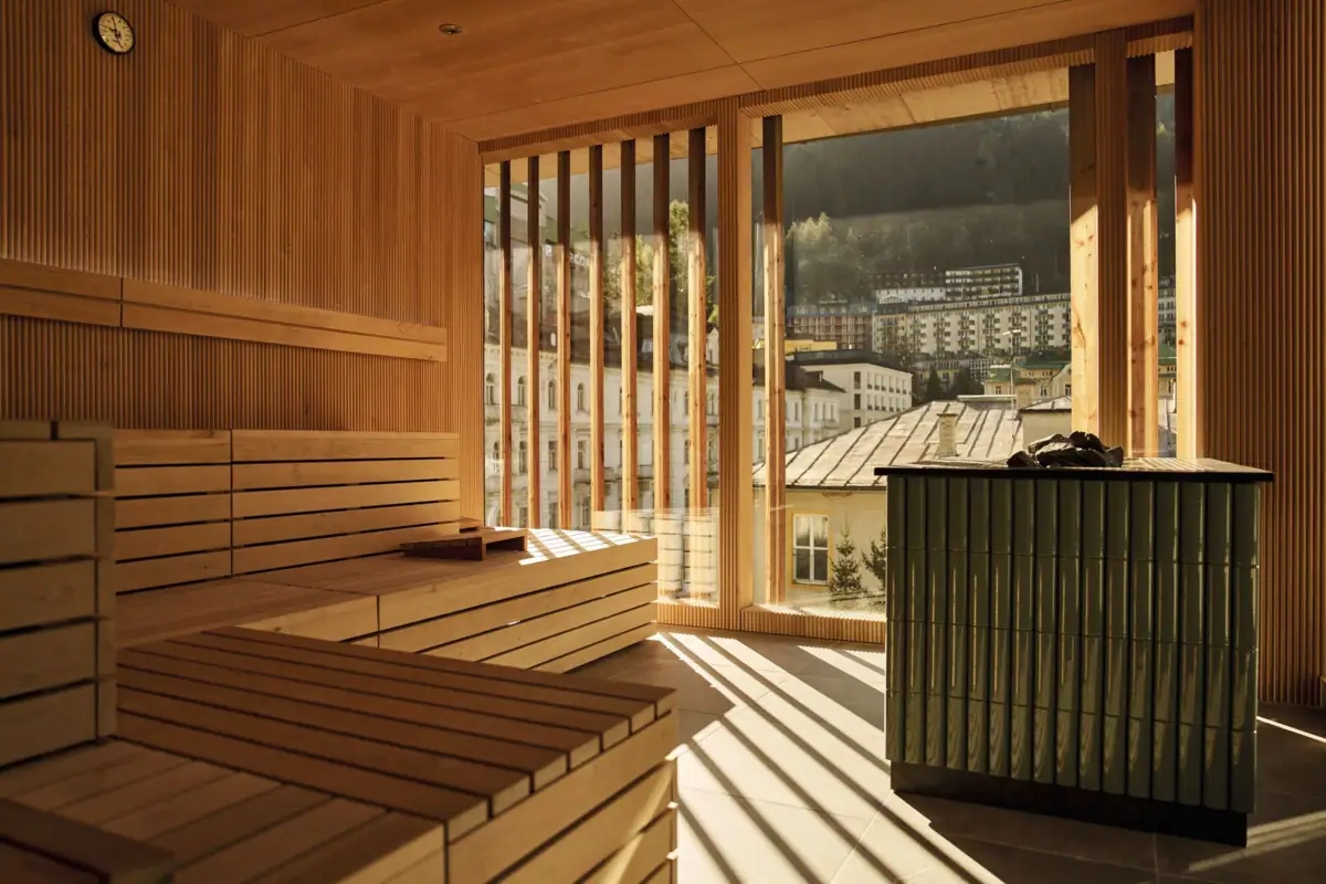 Ein Raum mit Holzbänken und einem großen Fenster.