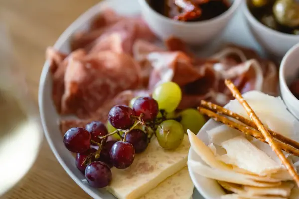 Ein Teller mit Essen auf einem Tisch.