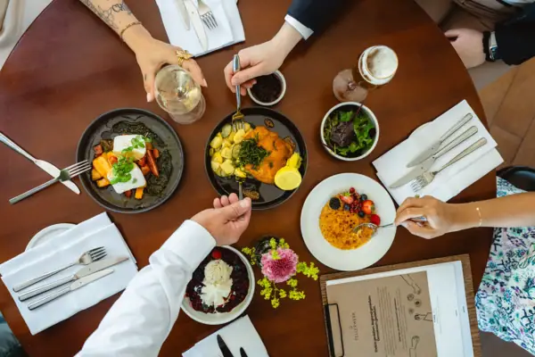 Tellerwerk Restaurant Eine Gruppe von Menschen isst an einem Tisch.