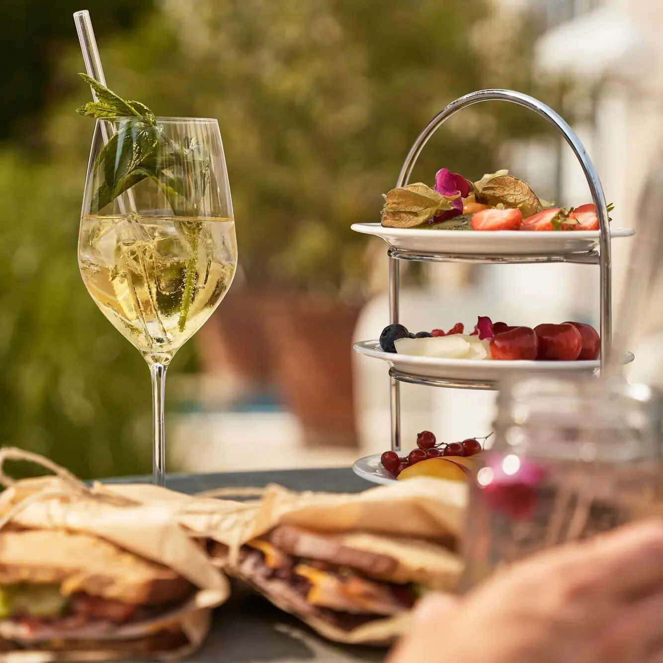 Ein Teller mit Essen auf einem Tisch, daneben ein Weinglas.