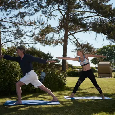 Ein Mann und eine Frau machen Yoga auf einer Wiese.