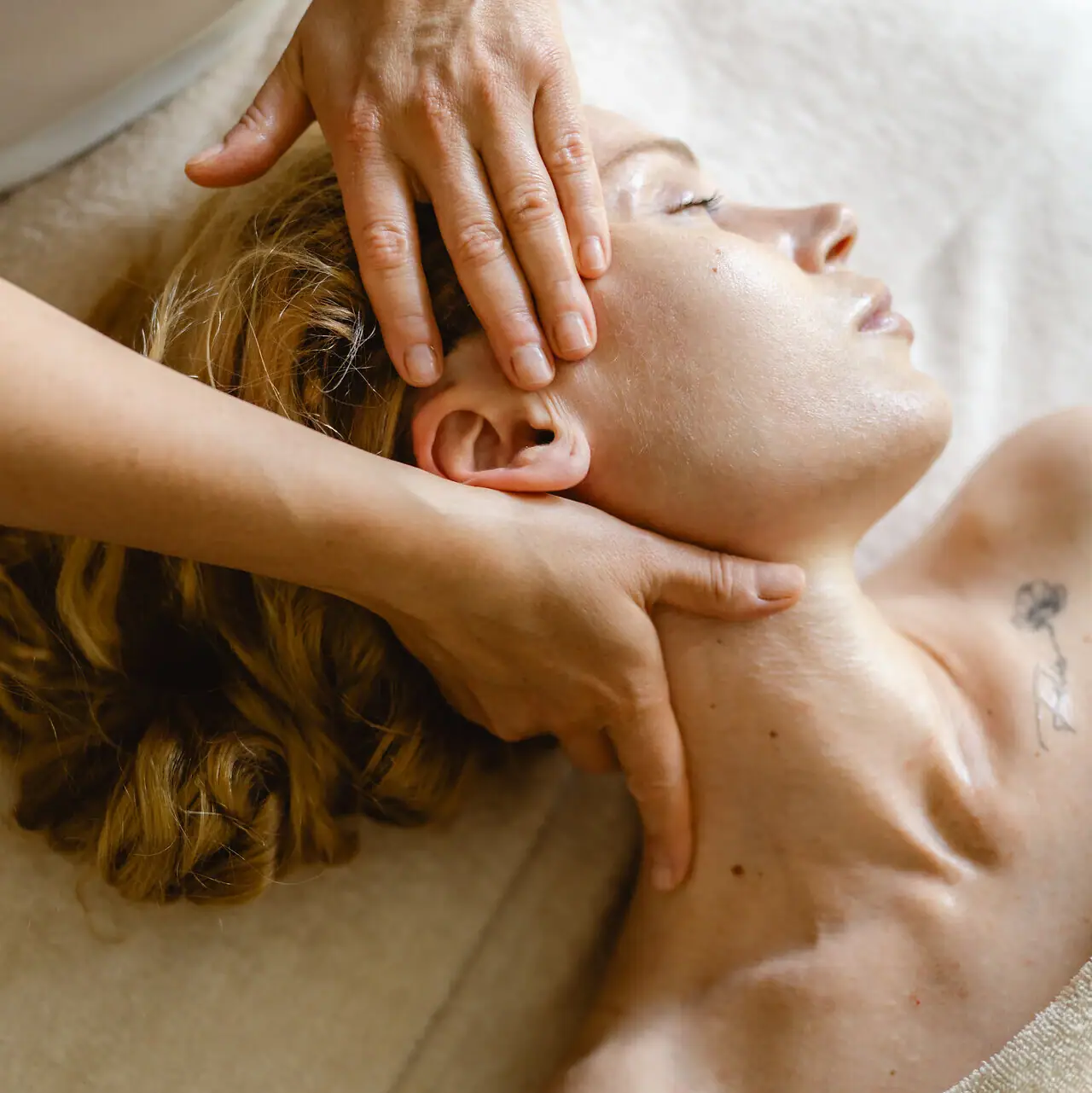 Eine Frau erhält eine Massage.