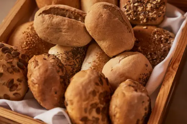 Ein Korb mit Brot in einer Holzkiste.