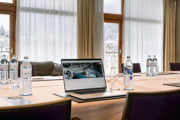 Tagungen Laptop auf einem Tisch mit Wasserflaschen und einem Fenster im Hintergrund