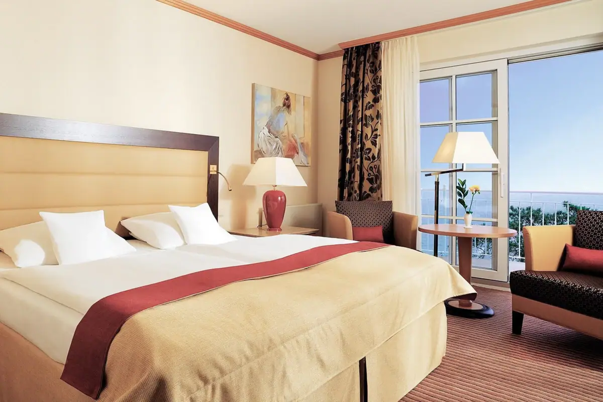 Zimmer mit Meerblick im A-ROSA Ostseehotel Kühlungsborn Elegantes Doppelzimmer im A-ROSA Ostseehotel Kühlungsborn mit Balkon und Blick auf die Ostsee