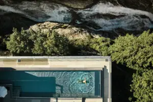 Außenpool Eine Person schwimmt in einem Außenpool.