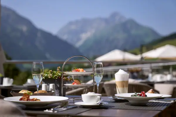 Frühstück Ein Tisch mit Tellern, Speisen und Getränken.