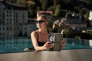 Außenpool Eine Frau liest ein Buch in einem Schwimmbecken.