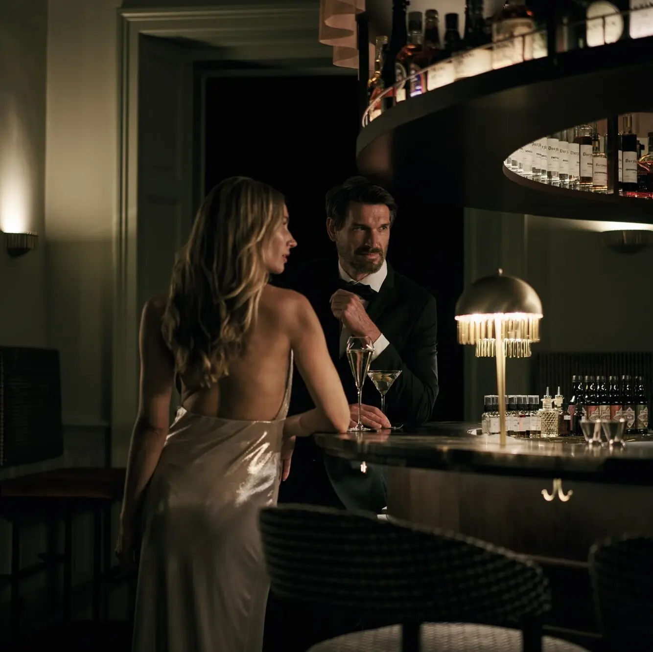 Ein Abend an der Bar, ein Zauber für die Ewigkeit Ein Paar steht in eleganter Kleidung an einer Bar