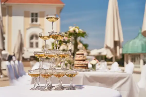 Champagner Pyramide Kurhaus Binz Eine Pyramide aus Champagnergläsern.