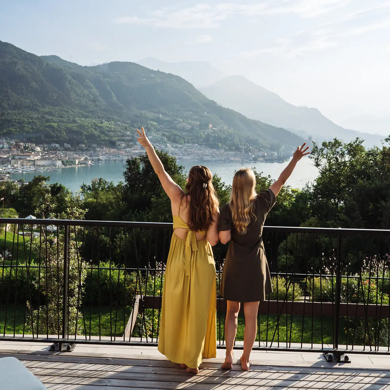 Zwei Frauen stehen auf einem Balkon mit Blick auf ein Gewässer.