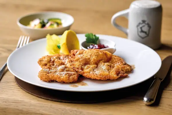 Ein Teller mit Essen auf einem Tisch.