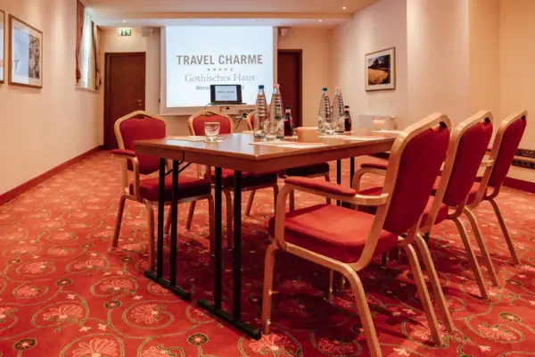 Tagungsraum im Gothischen Haus Ein Zimmer mit einem Tisch und Stühlen.