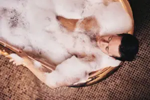 Schaumbad Ein Mann in einem Schaumbad.