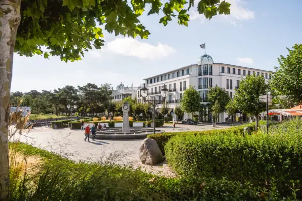 A-ROSA Ceres am Meer Ein Gebäude mit einem Brunnen und Bäumen.