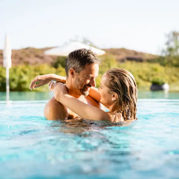 Mann und Frau in einem Pool im Freien