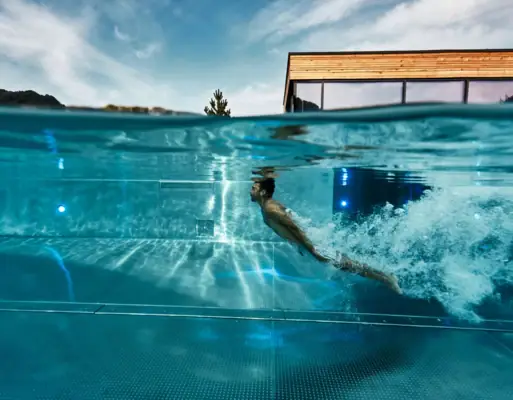 Ein Mann schwimmt in einem Pool.