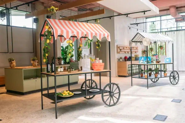 A-ROSA Gardasee Obstverkaufswagen mit Früchten darauf